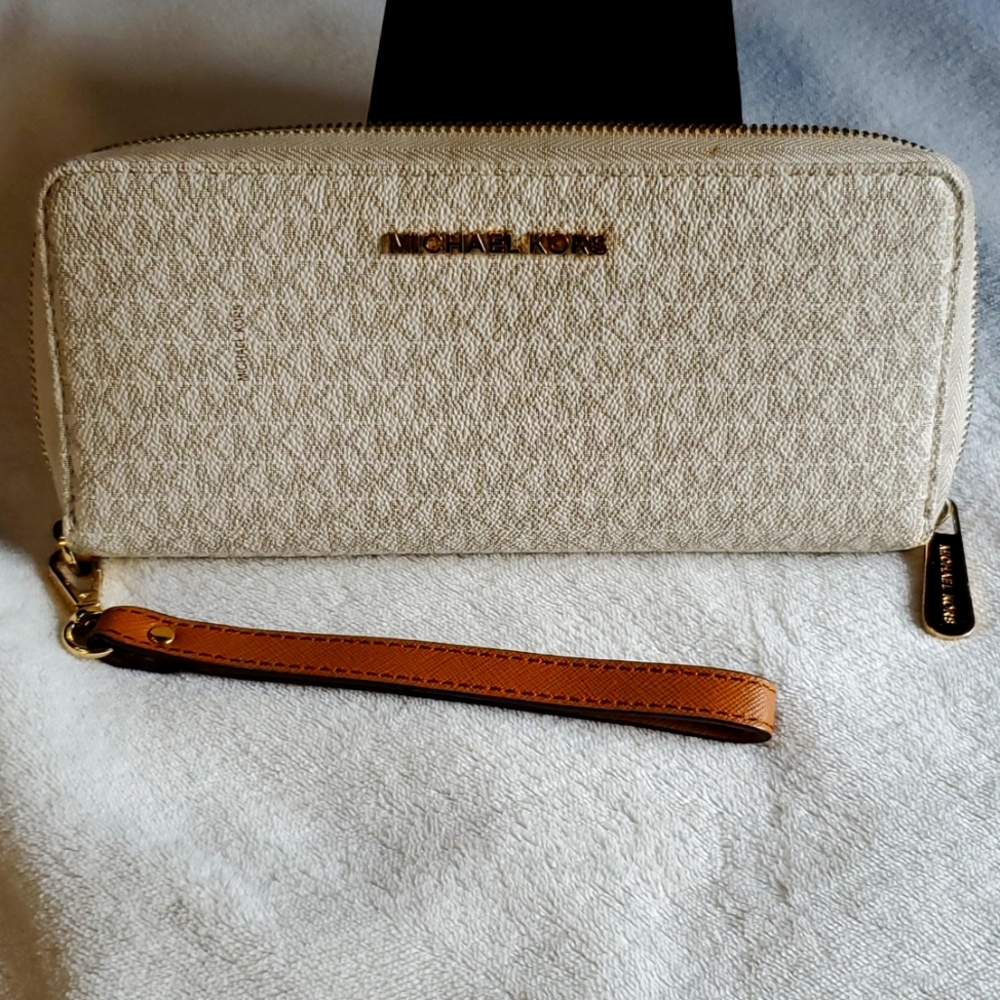 Michael Kors Large Logo Continental Wallet - Picture 2 of 8